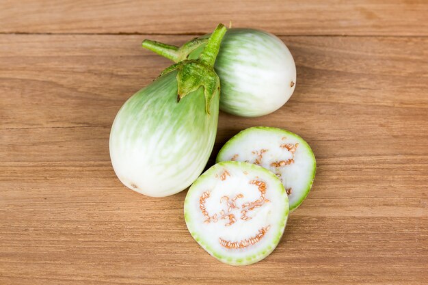 Berinjela e fatias na mesa de madeira