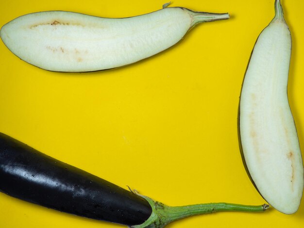 Berinjela fatiada em um fundo amarelo Legumes na mesa Linda berinjela Vegetal comum