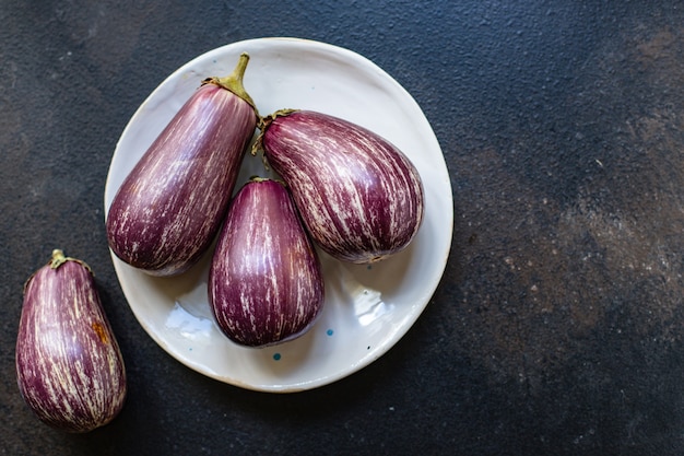 berinjela legumes frescos na mesa servindo