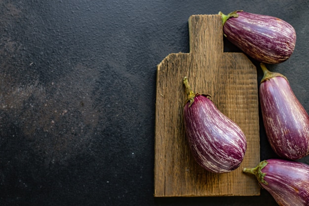 berinjela legumes frescos na mesa servindo