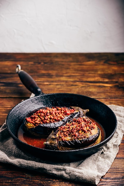 Foto berinjela recheada com carne moída e tomate