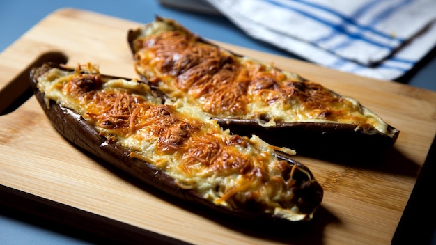 Berinjela recheada com carne picada e assada no forno com queijo.