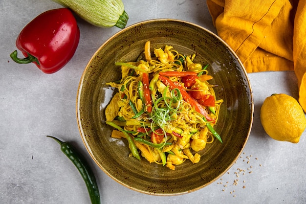 Berinjela Salada de frutas e tomate Macarrão à moda de Singapura Prato Frutas e legumes