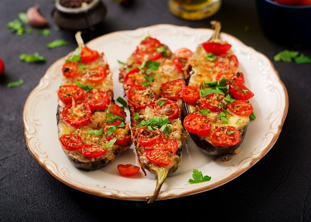 Berinjelas assadas com mussarela e tomate com ervas italianas.