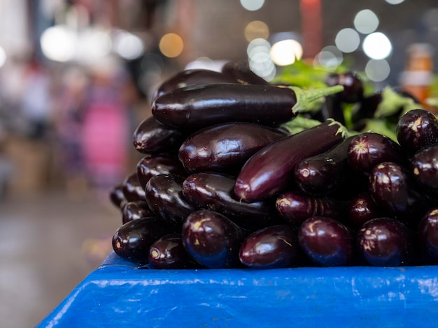 Foto berinjelas frescas no mercado local