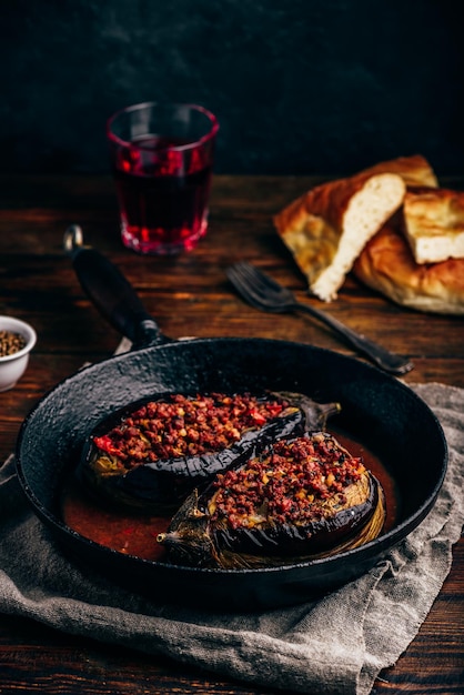 Berinjelas recheadas com carne moída e tomate