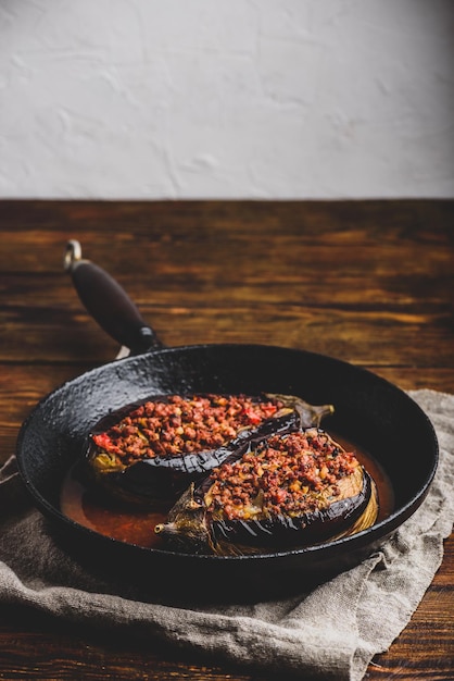 Berinjelas recheadas com carne moída e tomate