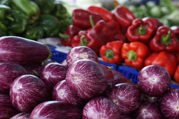 Berinjelas selecionadas no balcão do mercado de vegetais