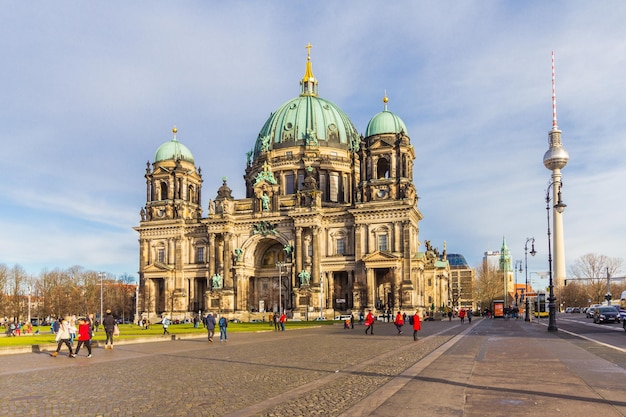 BERLÍN ALEMANIA 6 de enero de 2018 Catedral de Berlín Berliner Dom Vista del día soleado con cielo azul