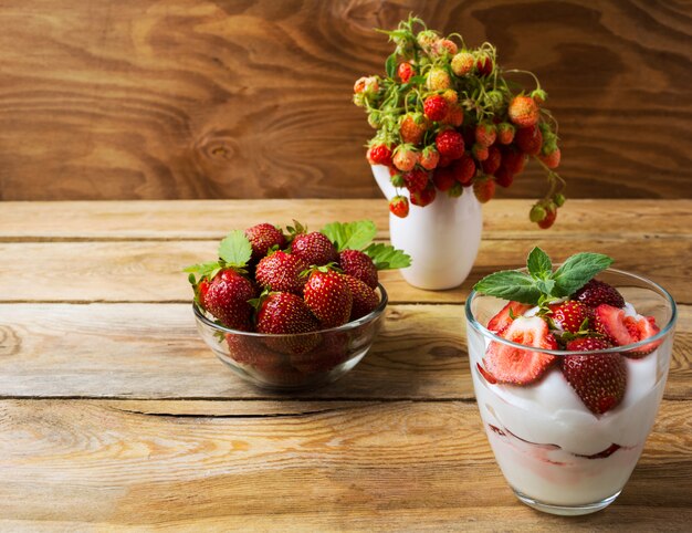 Überlagerter Frischkäsenachtisch der reifen Erdbeere und des Sommers