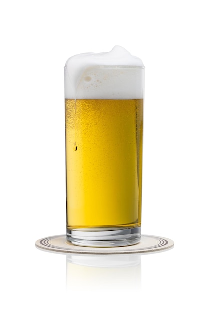 Überlaufendes Bier in einem Glas mit Tropfen