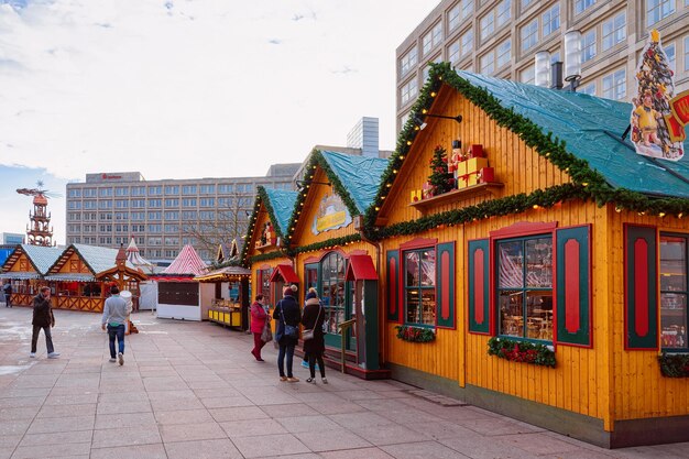 Berlim, Alemanha - 10 de dezembro de 2017: Mercado de pessoas e Natal na Alemanha na Europa no inverno. Rua da noite alemã Natal e feira de férias na cidade ou vila europeia. Na Alexanderplatz
