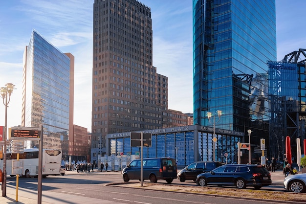 Berlín, Alemania - 13 de diciembre de 2017: Carretera con tráfico de automóviles en la estación Bahnhof y arquitectura de edificios modernos en la plaza Potsdamer Platz en el centro de la ciudad alemana en Berlín en Alemania en Europa