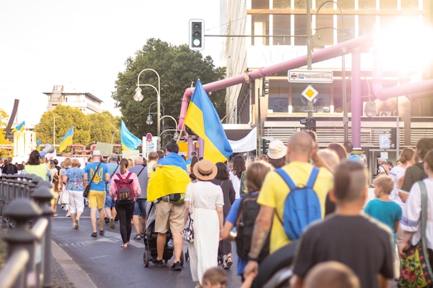 Berlín Alemania 24 de agosto de 2022 Marcha pacífica de los ucranianos a través de Berlín el día de la Independencia de Ucrania