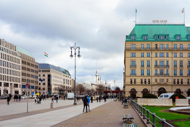 Berlín, Alemania - 8 de diciembre de 2017: Paisaje urbano con gente en la calle Unter den Linden en el centro de la ciudad alemana en Berlín con la torre de televisión Fernsehturm de Alemania en Europa. Arquitectura del edificio.