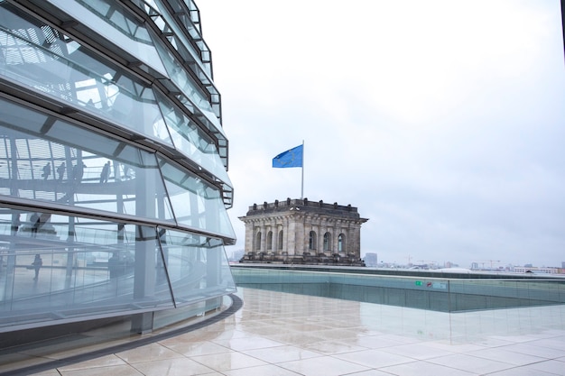 Berlín, Alemania, la vista de la ciudad en un día lluvioso fuera de la ventana del Reichstag