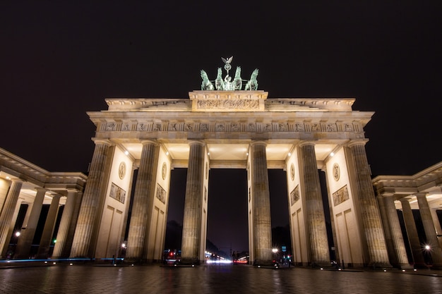 Berlin Brandenburg Gate à noite em Berlim, Alemanha.