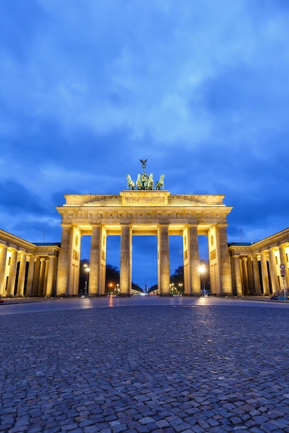 Berlin Brandenburger Tor Puerta de Brandenburgo en Alemania en la noche hora azul espacio de copia de formato vertical copyspace