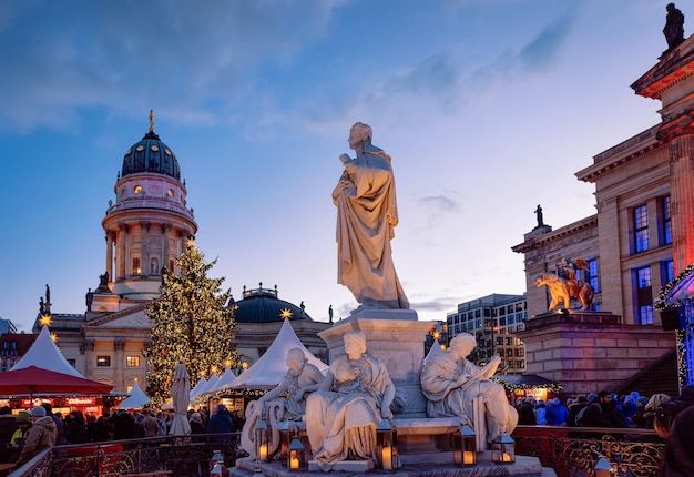 Berlin, Deutschland - 8. Dezember 2017: Menschen an Ständen am Abend Weihnachtsmarkt auf dem Gendarmenmarkt in Berlin in Deutschland in Europa im Winter. Deutsche Nachtstraße Weihnachts- und Feiertagsmesse