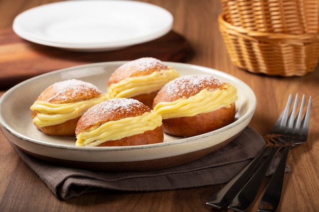 Berliner Bällchen Brot gefüllt mit Zuckerguss