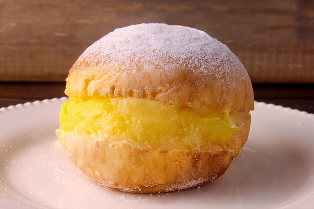 Berliner Bälle, in Brasilien als süße Träume bekannt. Besteht aus einem gebratenen süßen Teig, der mit einer gelben Sahne oder Gebäckcreme gefüllt ist.