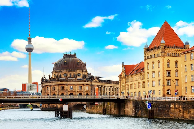 Berliner dom berliner dom und berühmter fernsehturm mit spree gegen blauen himmel. berlin, deutschland.