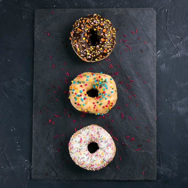 Berliner Donuts mit Glasur auf schwarzem Hintergrund.