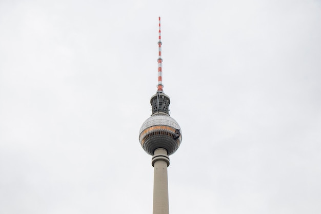 Berliner Fernsehturm auf weißem Hintergrund.