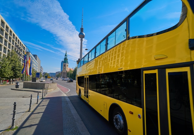 Berliner gelber touristenbus nahe berliner dom