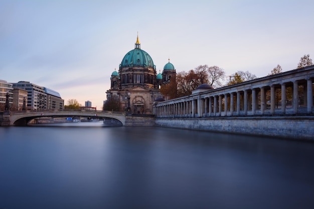 Berliner Kathedrale am Ufer