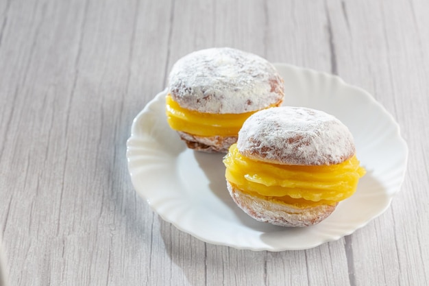 Berliner Kugeln Brot gefüllt mit Konditorcreme und bestreut mit Zucker