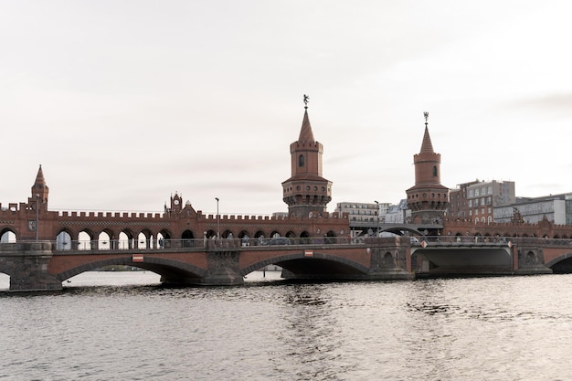 Berliner Oberbaumbrücke, die zwei Teile der Stadt über das Tourismuskonzept der Flusstouristenattraktion verbindet