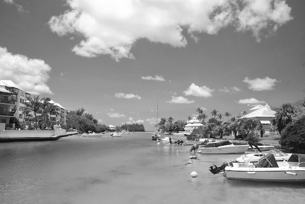 Bermudas Territorio Británico de Ultramar 26 de noviembre de 2008 bahía tropical o playa portuaria de mar turquesa con modernos yates barcos marinos en el amarre en un día soleado en el cielo azul