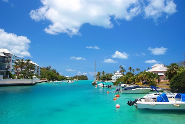 Bermudas, Territorio Británico de Ultramar - 26 de noviembre de 2008: bahía tropical o playa del puerto de mar turquesa con yates modernos barcos marinos embarcaciones en amarre en un día soleado en el cielo azul