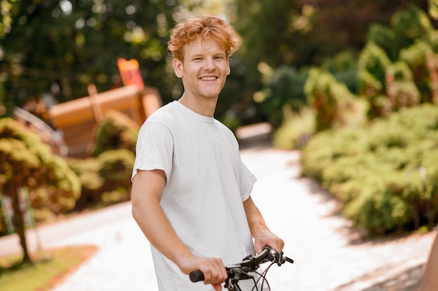 Übermütiger athletischer Kaukasier mit seinem Fahrrad