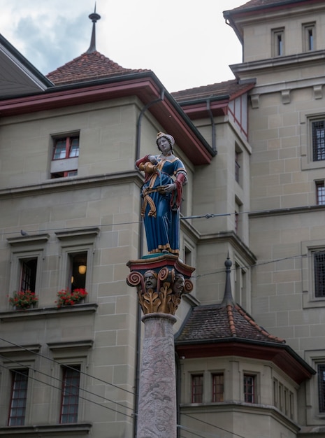 Bern, Schweiz - 25. Juni 2017: Der Anna-Seiler-Brunnen ist ein Brunnen an der Marktgasse in der Altstadt von Bern