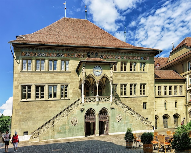 Bern, Schweiz - 31. August 2016: Fassade des Rathausgebäudes in Bern, Schweiz. Menschen auf der Straße