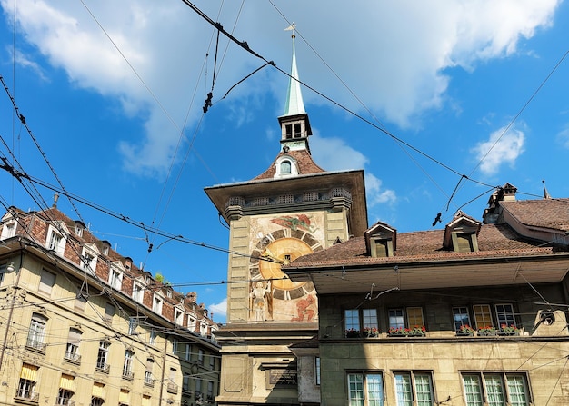 Berna, Suíça - 31 de agosto de 2016: Torre do relógio Zytglogge na rua Marktgasse com área comercial no antigo centro da cidade de Berna, Suíça