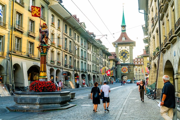 Berna, Suiza - 23 de agosto de 2018: personas en el callejón de compras con la torre del reloj astronómico Zytglogge de Berna en Suiza