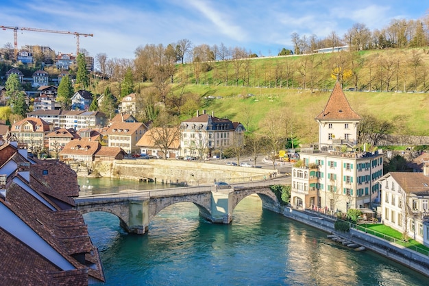 Berna, Suiza. Vista del viejo centro de la ciudad y puente Nydeggbrücke sobre el río Aare.