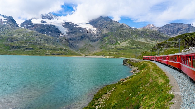 Bernina roter Zug in und Alpensee