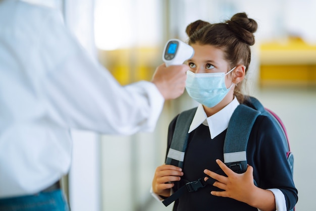 Überprüft die Temperatur. Zurück zur Schule in Quarantäne. Covid19.