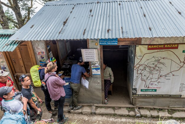 Überprüfung der Dokumente auf einer Route des Basislagers Lukla-Everest.