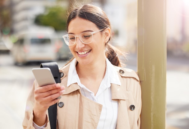 Überprüfung der lokalen Hotspots Aufnahme einer jungen Frau, die ein Smartphone in der Stadt verwendet