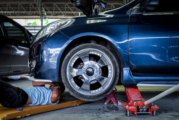 Überprüfung eines Automotors auf Reparatur in der Autowerkstatt