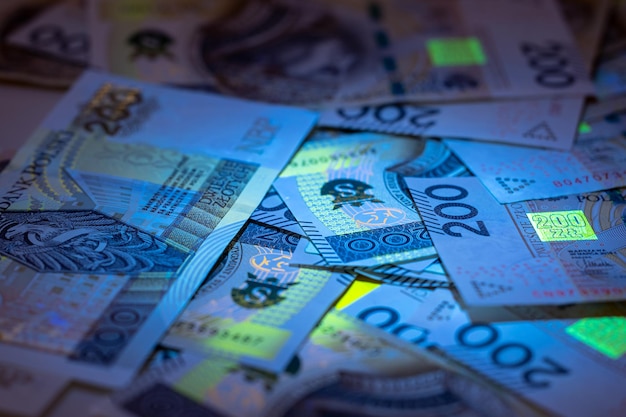 Überprüfung von Falschgeld mit einer UV-Lampe Polnischer Zloty