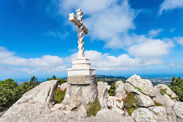 Überqueren Sie auf der Spitze eines Hügels in der Nähe des Nationalpalastes von Pena, Sintra, Portugal