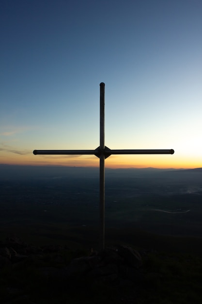 Überqueren Sie den Gipfel eines Berges bei Sonnenuntergang