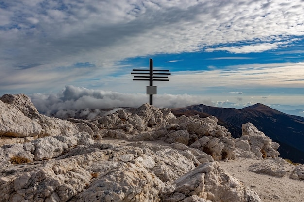 Überqueren Sie oben auf Gra de Fajol mit Wolken in der Ferne