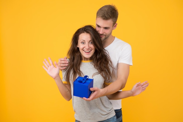 Überrasche sie jeden Tag Besonderer Tag Glück ist echt Herzlichen Glückwunsch zum Geburtstag Geschenkbox Geburtstagsmädchen Geburtstagsjubiläum Verliebtes Paar Feiertagsfeier Einkaufen Geburtstagsgeschenk Präsent einkaufen